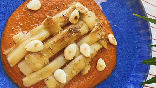 Espárragos a la plancha con salsa romesco
