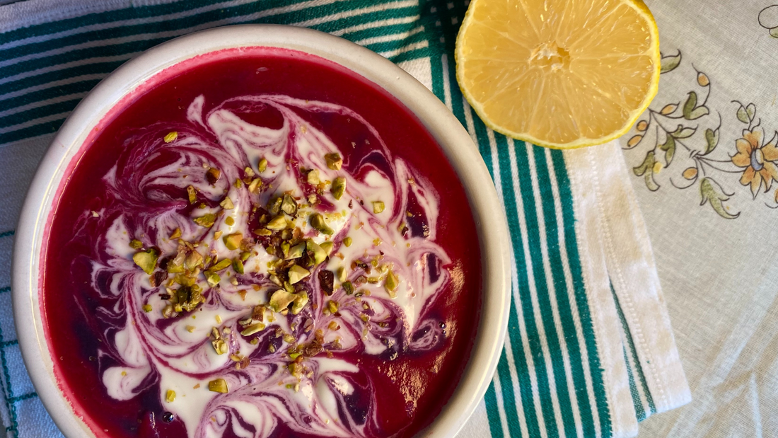 Crema de lombarda con yogur y pistachos